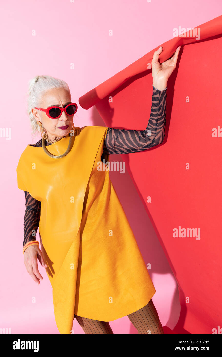 Grave senior persona di sesso femminile la preparazione per le riprese Foto Stock