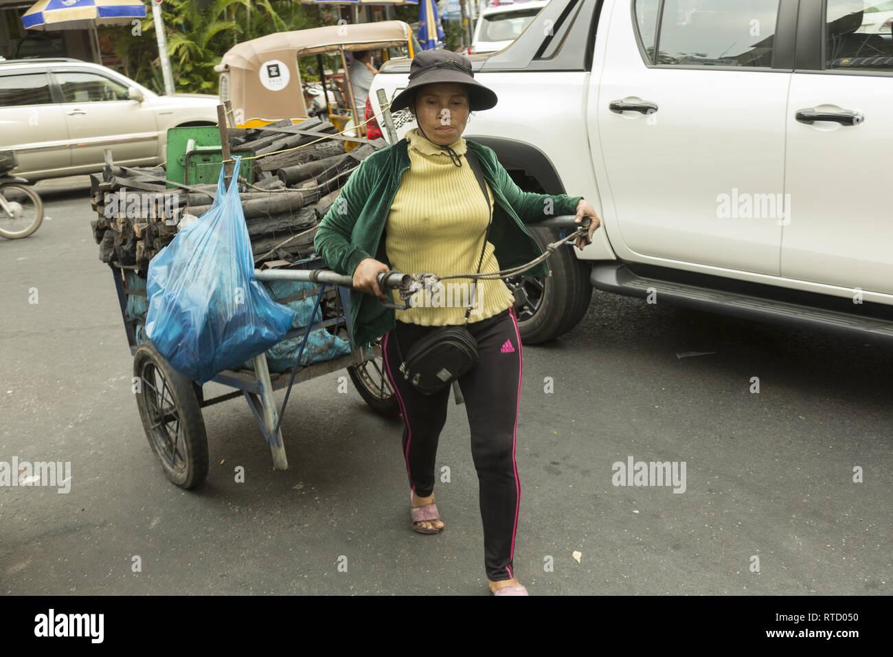 Donna vendita di carbone di legno in Phnom Penh Cambogia Foto Stock