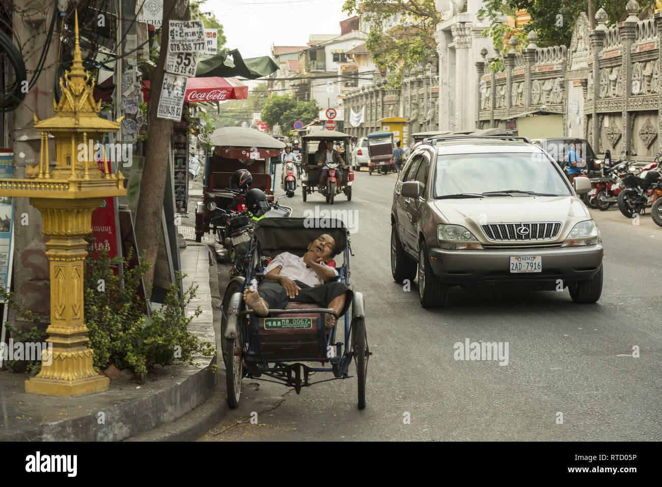 Phnom Penh è città di tanti poveri e alcuni molto ricco. Foto Stock