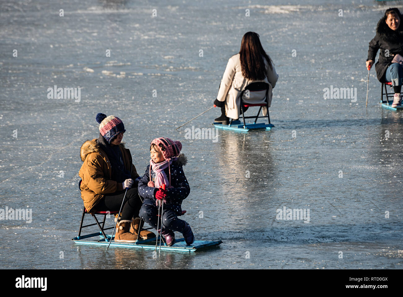 Le persone hanno un divertimento con la slitta durante il periodo invernale a Pechino Foto Stock Le persone hanno un divertimento con la slitta durante il periodo invernale a Pechino Foto Stock