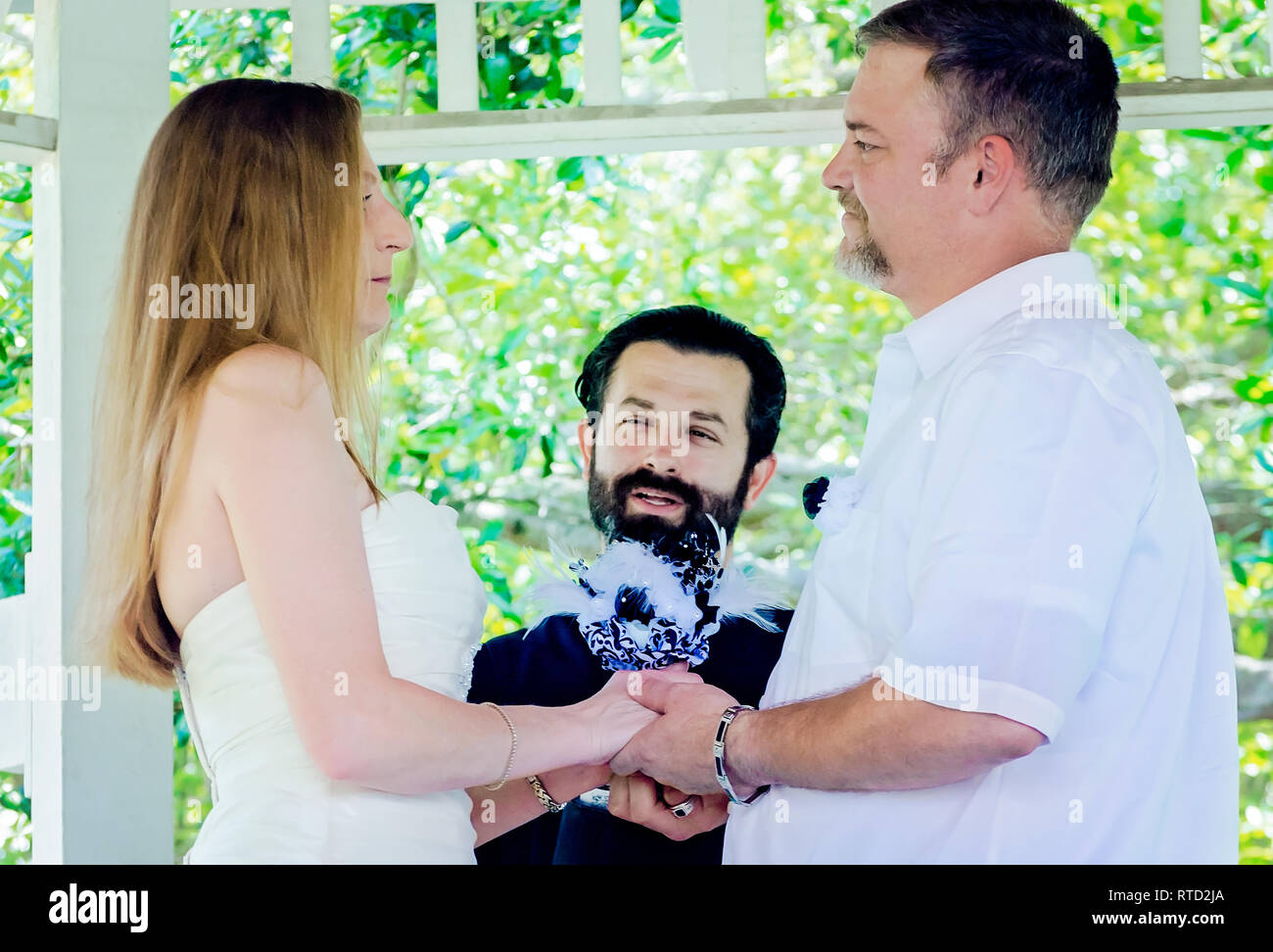 Un giovane caucasico scambi di voti di nozze a un matrimonio all'aperto presso il Marshall Park in Ocean Springs, Mississippi. Foto Stock