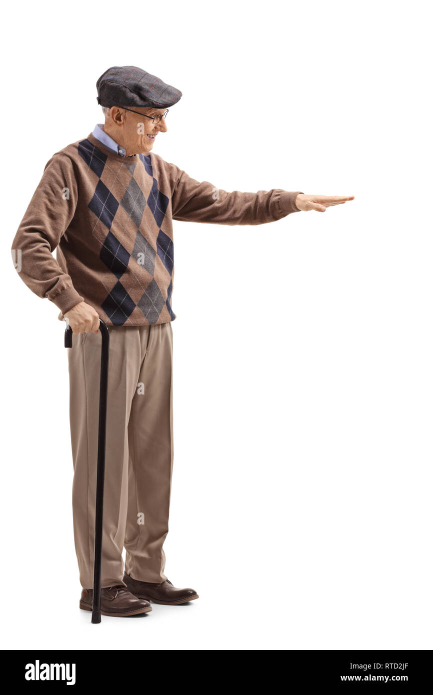 A piena lunghezza shot di un anziano uomo gesticolando con la mano e che mostra l'altezza di qualcosa di isolato su sfondo bianco Foto Stock