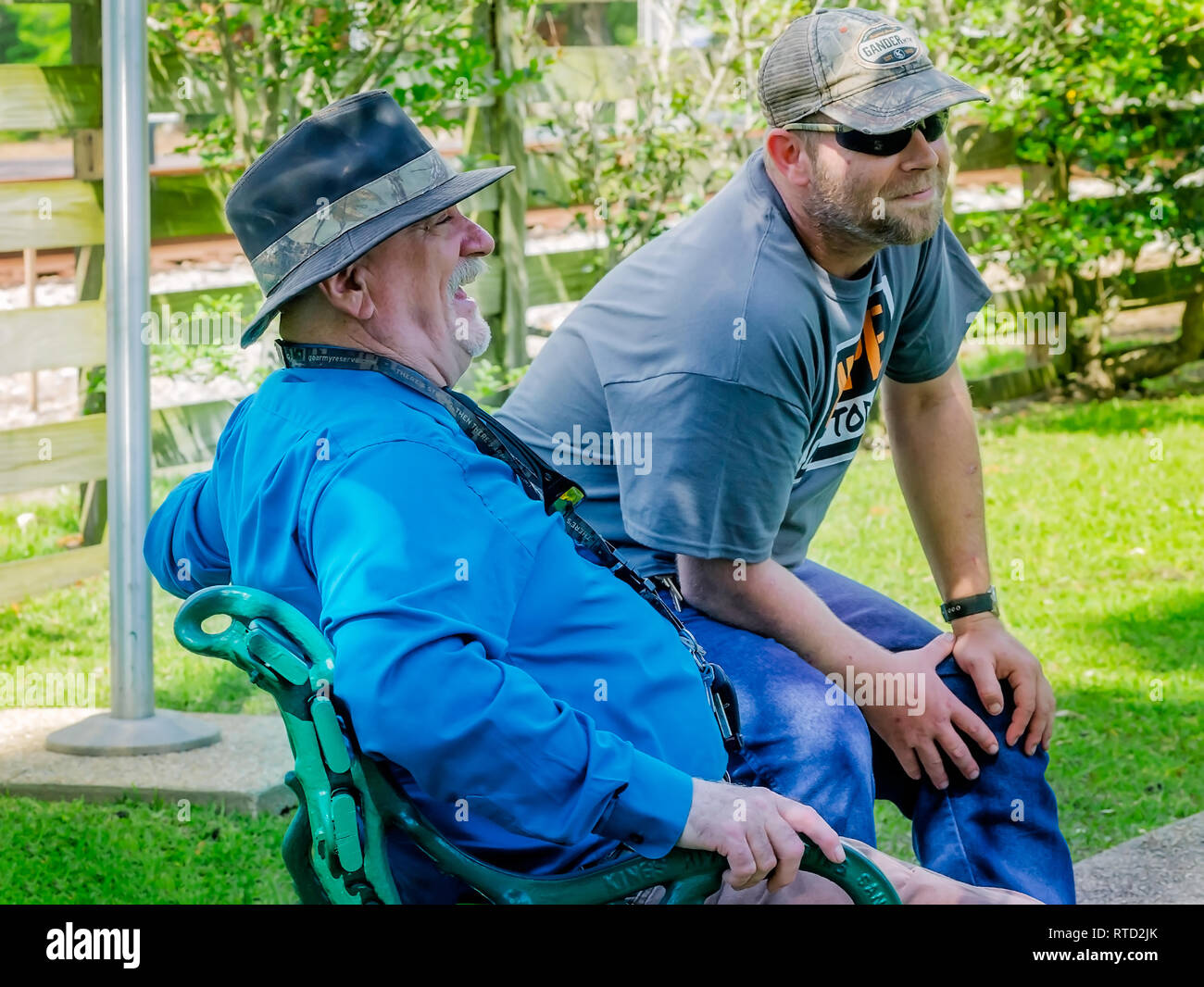 Due uomini sorridere mentre guarda il matrimonio di un amico e presso il Marshall Park in Ocean Springs, Mississippi. Foto Stock