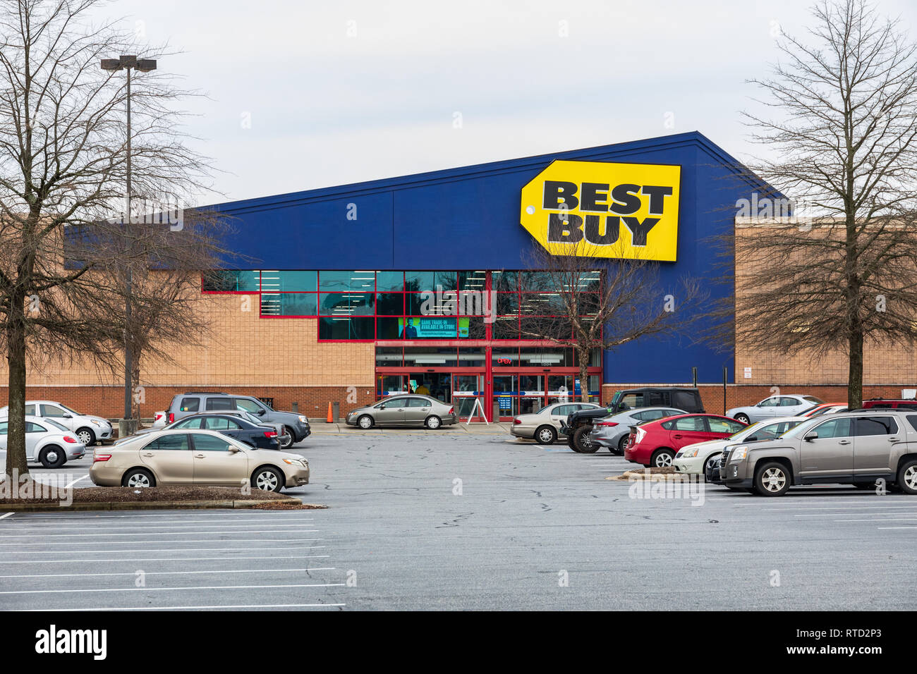 HICKORY, NC, Stati Uniti d'America-2/28/19: un Best Buy retail store con le auto in parcheggio. N. persone. Foto Stock