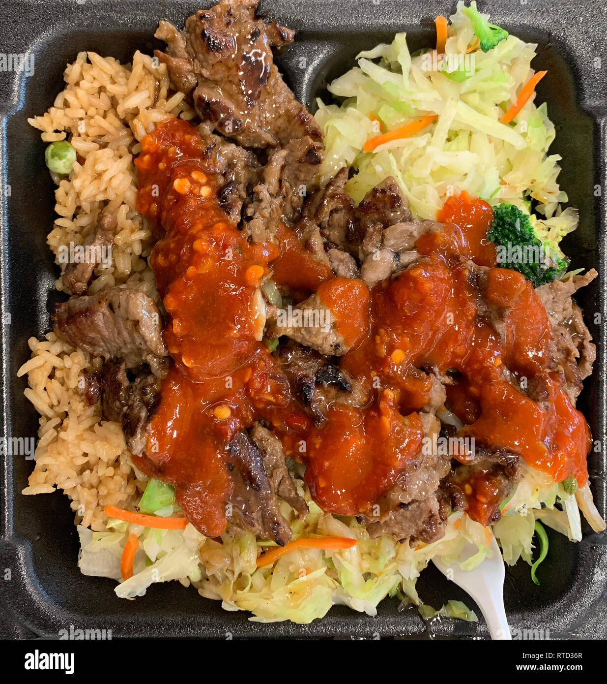 Per andare teriyaki manzo da un food court con riso fritto, verdure cotte al vapore e carne. Foto Stock