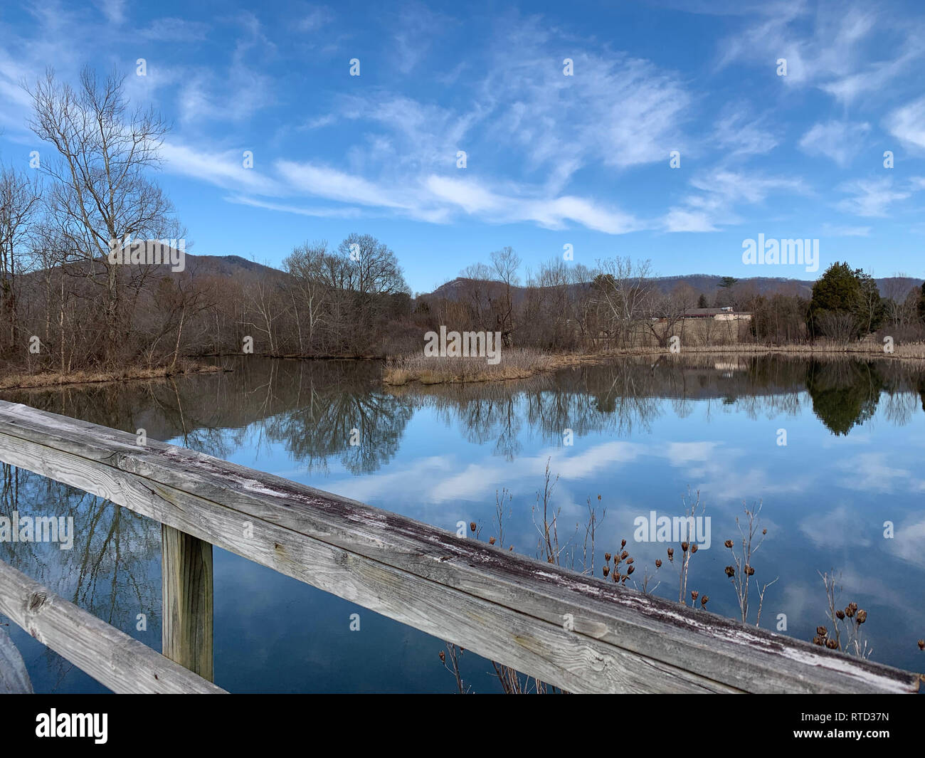 Una vista dalla greenway a Cove lago del Parco Statale, Caryville, Tennessee in inverno con cielo blu e nuvole. Foto Stock