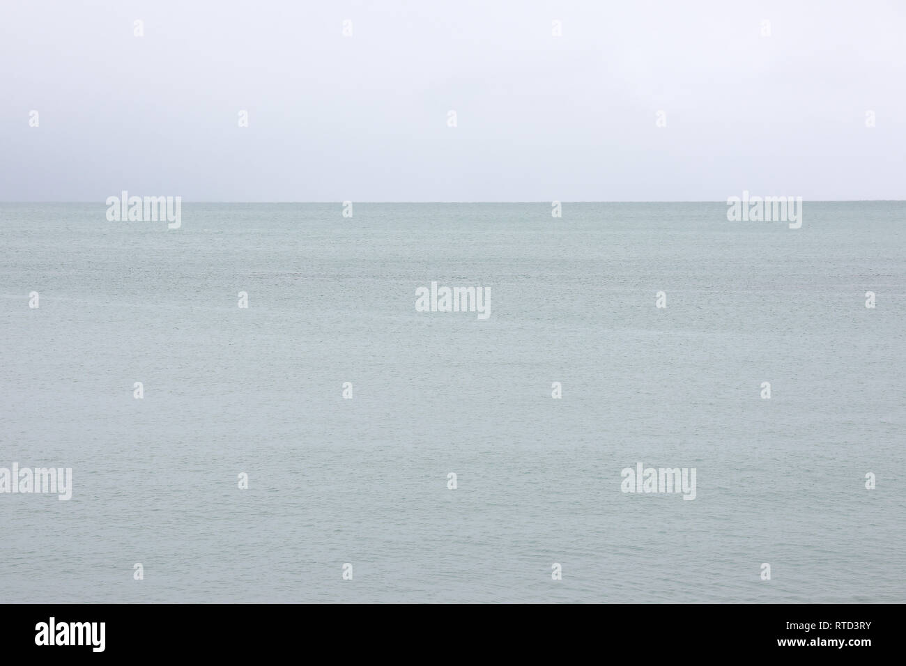 Anche il tono del cielo incontra anche il tono di mare all'orizzonte su una calma piatta mare a Kaikoura Nuova Zelanda Isola del Sud Foto Stock