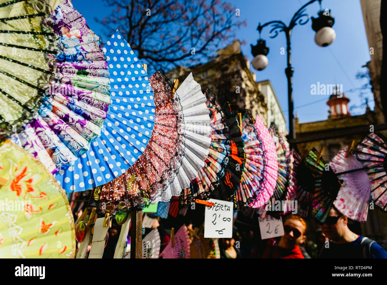 Valencia, Spagna - 24 Febbraio 2019: tipico colorato flamenco spagnolo ventilatori per la vendita in un mercato di strada in primavera. Foto Stock