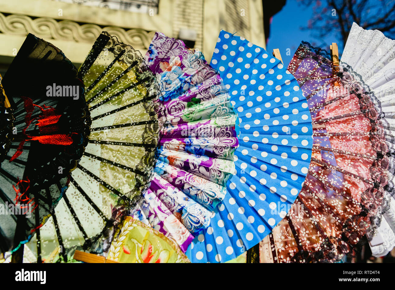 Valencia, Spagna - 24 Febbraio 2019: tipico colorato flamenco spagnolo ventilatori per la vendita in un mercato di strada in primavera. Foto Stock