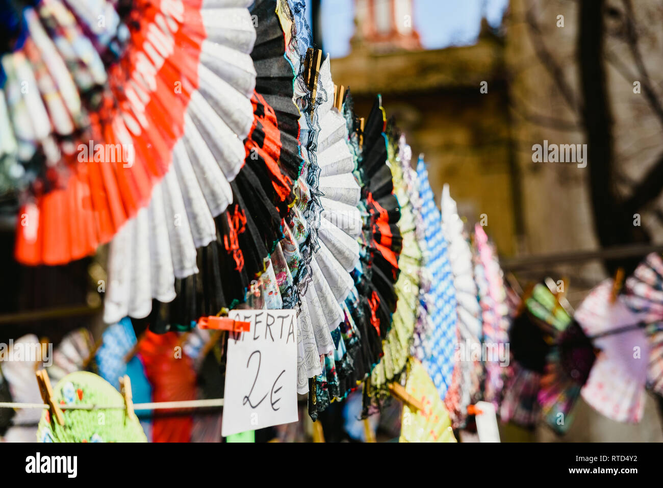 Valencia, Spagna - 24 Febbraio 2019: tipico colorato flamenco spagnolo ventilatori per la vendita in un mercato di strada in primavera. Foto Stock