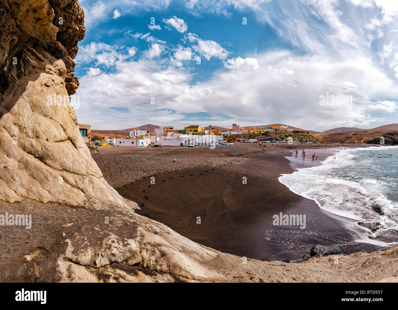 La lava nera spiaggia Playa, Ajuy Ajuy, Spagna Spagna.Caption locale *** città, villaggio, acqua, Estate, spiaggia, mare, persone Foto Stock