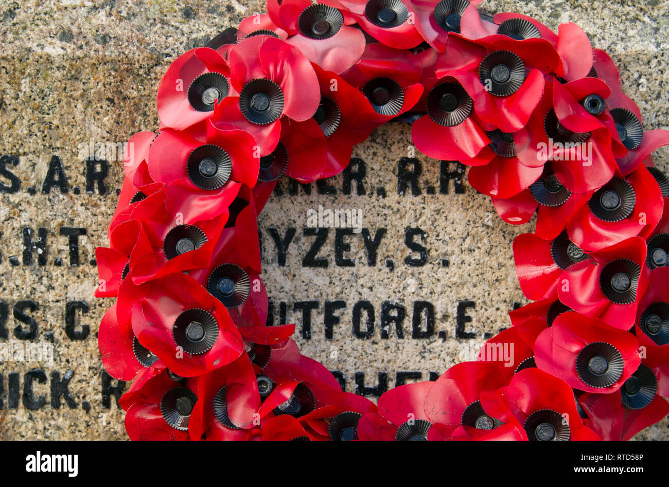 Rememberence ghirlanda di papavero su un memoriale di guerra in Lydford, Devonshire, REGNO UNITO Foto Stock