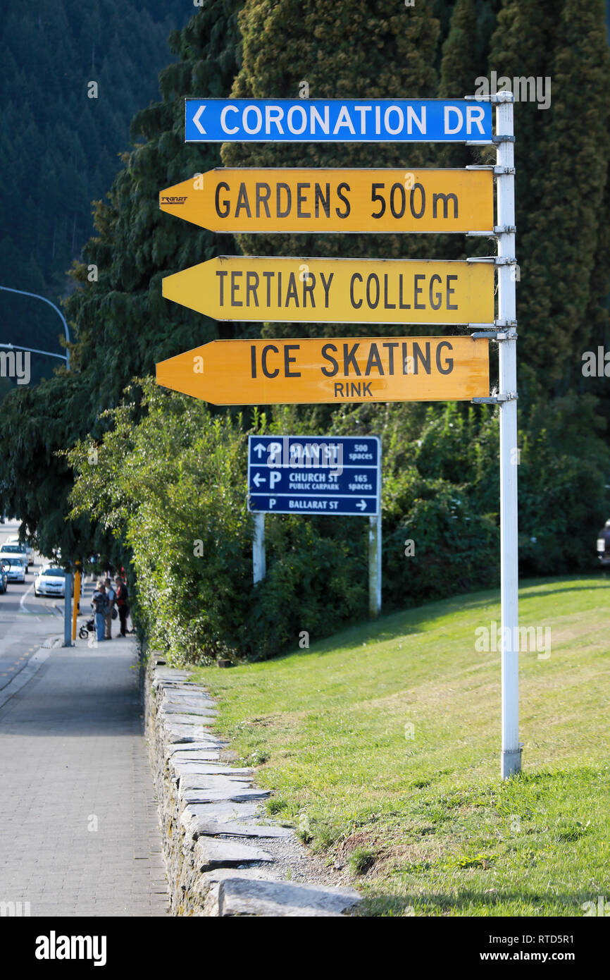 Giallo e blu street e di orientamento per attrazione in Queenstown Nuova Zelanda Isola del Sud Foto Stock