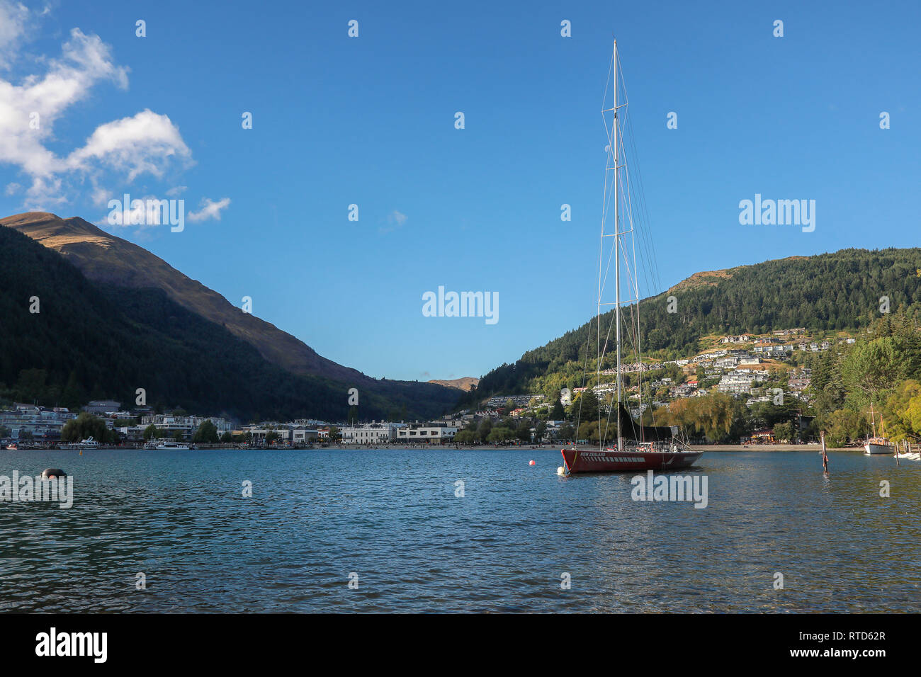 La Coppa America di Vela Barca NZL14 da 1992 ormeggiata nel porto di Queenstown sul lago Wakatipu, Nuova Zelanda Isola del Sud al tramonto con spiaggia di Queenstown. Foto Stock