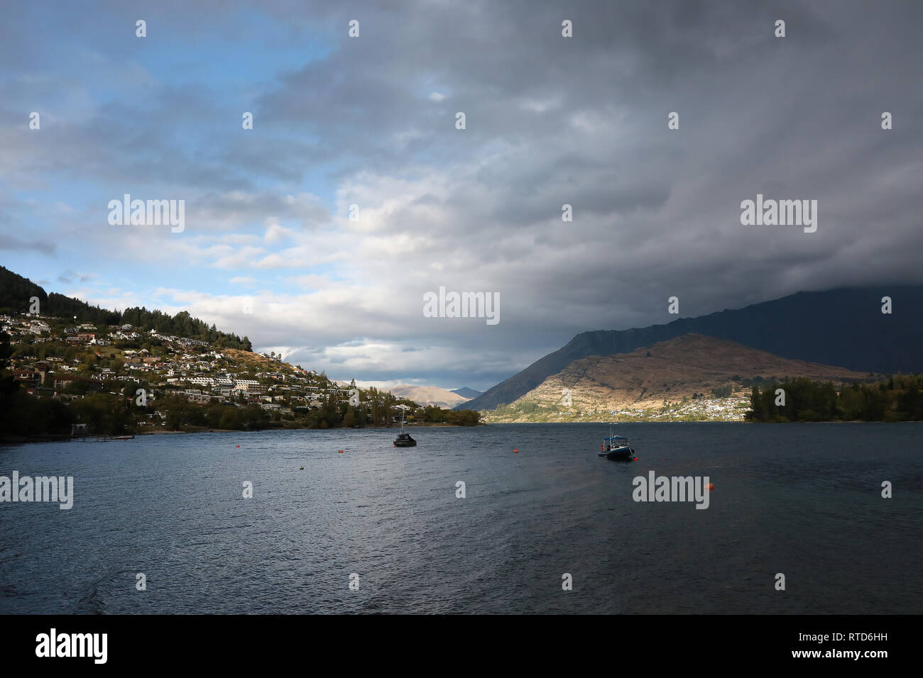 Guardando verso il basso Lago Wakatipu verso Frankton e Kelvin Heights vicino a Queenstown attraverso clearing storm , Nuova Zelanda Isola del Sud Foto Stock
