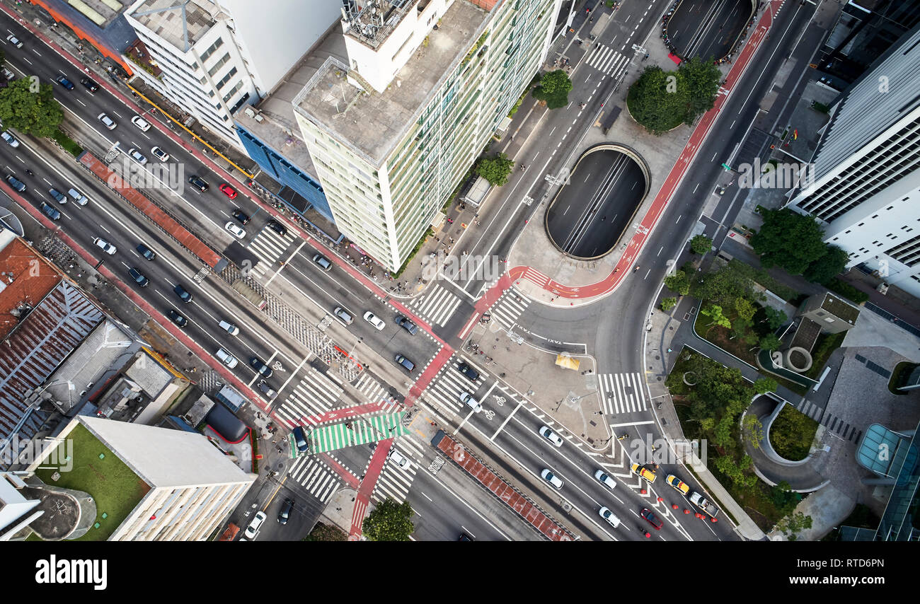 Sao Paulo, Brasile, vista dall'alto di intersezione tra il Paulista Avenue e Consolacao street , crosswalk e paesaggio. Foto Stock