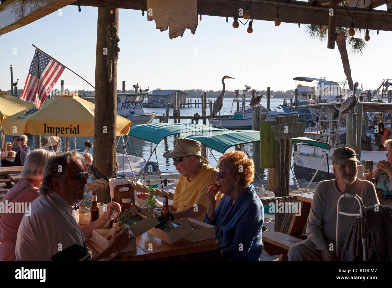 Alle persone di mangiare un pasto dall'acqua nei pressi di Anna Maria Island, Florida, Stati Uniti d'America. Foto Stock
