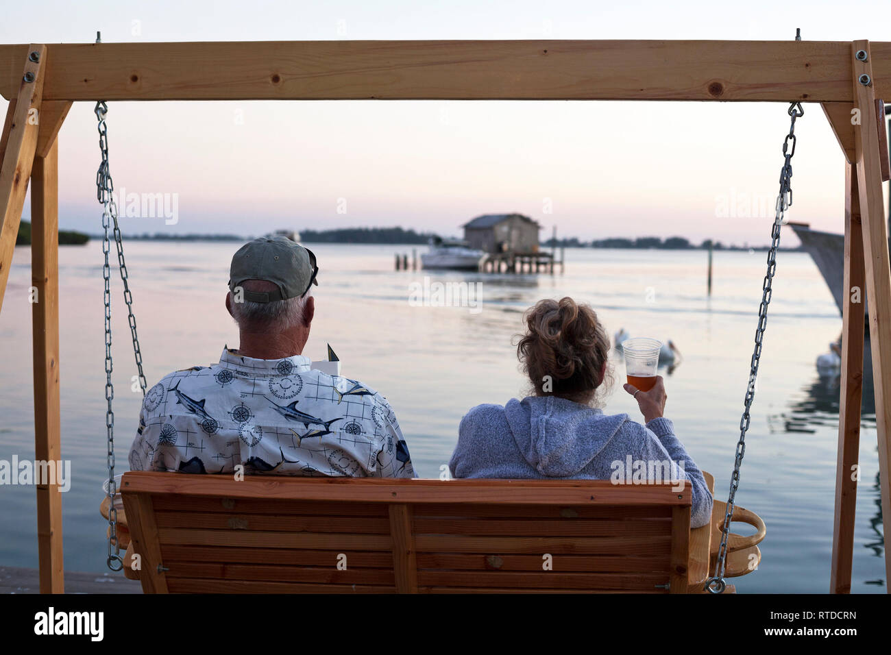 Un giovane si rilassa dall'acqua nei pressi di Anna Maria Island in Florida, Stati Uniti d'America. Foto Stock