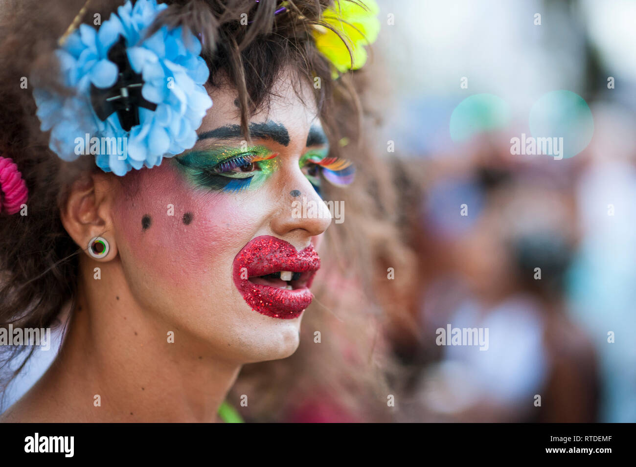 RIO DE JANEIRO - Febbraio 25, 2017: un uomo brasiliano festeggia il  carnevale con un costume di parodia con Colorati luminosamente trucco in  corrispondenza di una parte di strada Foto stock - Alamy