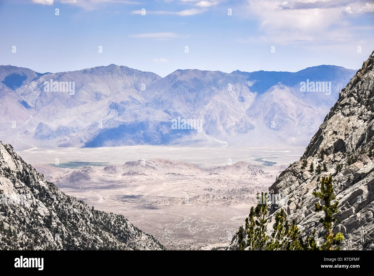 Vista verso il Parco Nazionale della Valle della Morte dal sentiero di Lone Pine Lake, Whitney Portal, Eastern Sierra Nevada, in California Foto Stock