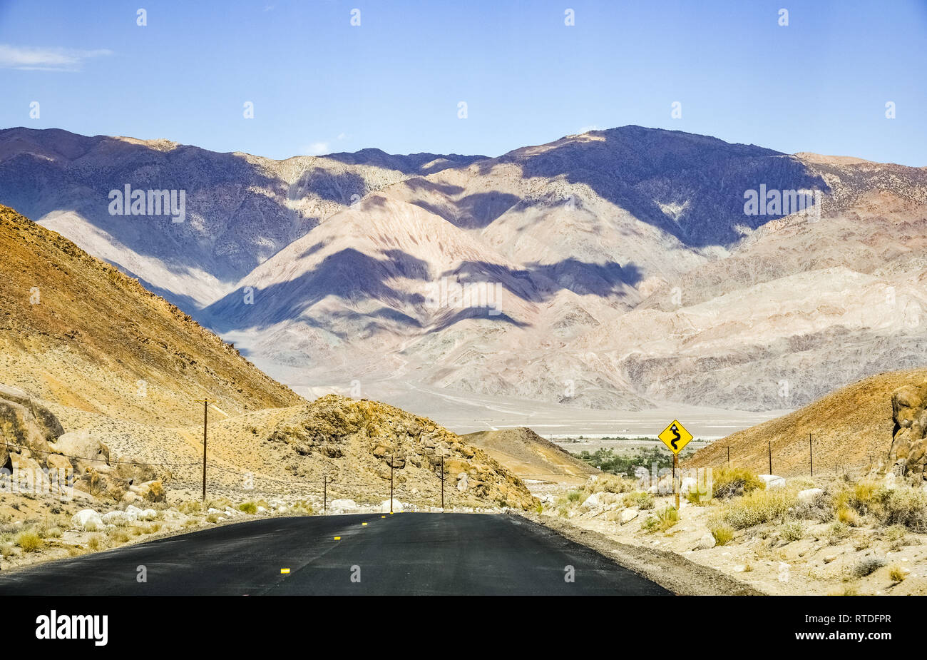 Vista verso il Parco Nazionale della Valle della Morte dal recentemente ricostruito portale Whitney Road, Eastern Sierra Nevada, in California Foto Stock