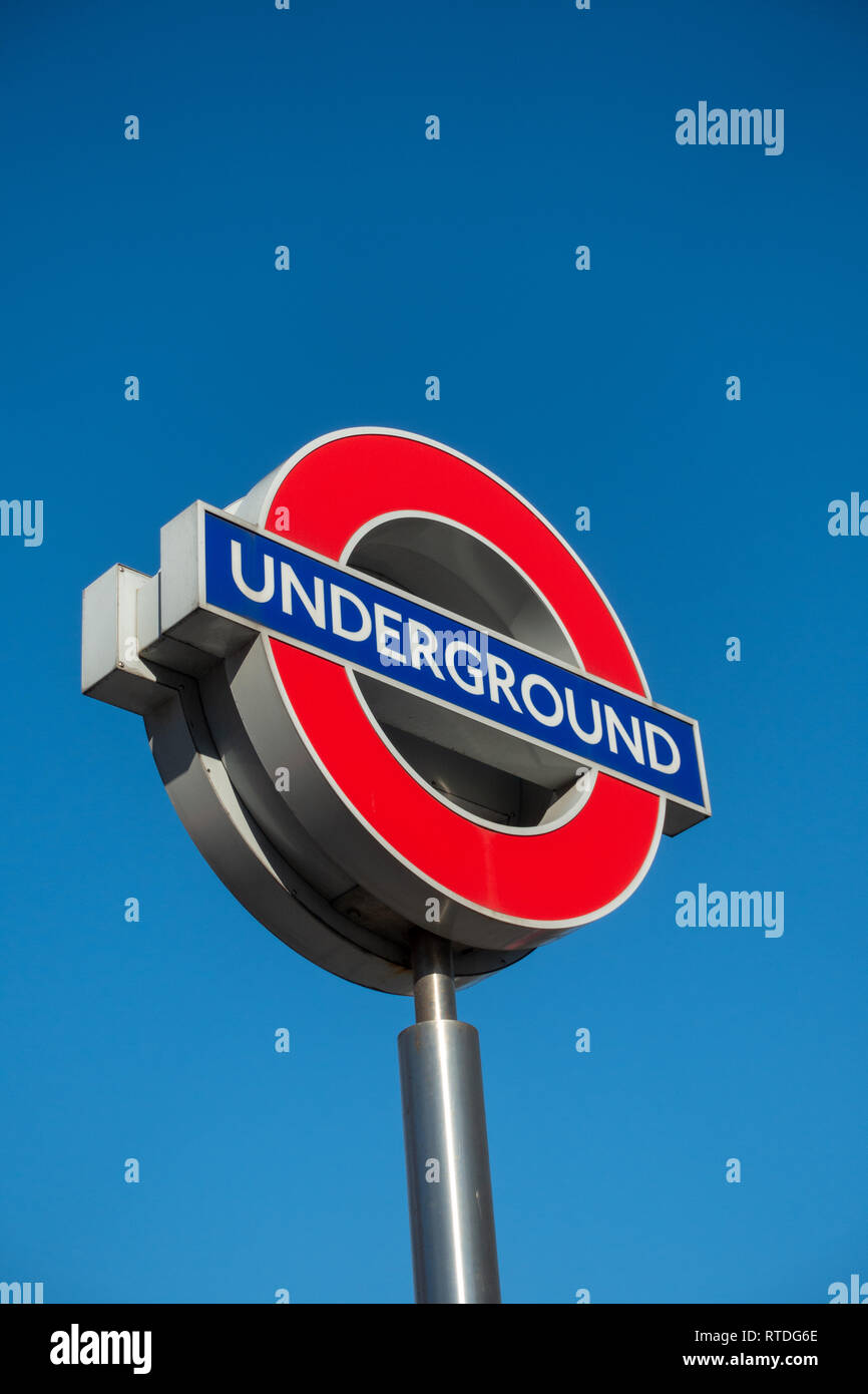 Close up di un tubo contemporaneo segno per la metropolitana di Londra dei sistemi di trasporto a Londra contro un blu cielo soleggiato Foto Stock