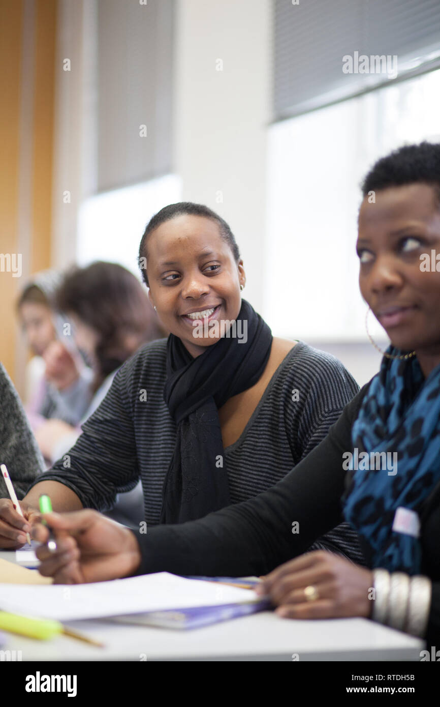 Adulti in una ulteriore istruzione college per studiare EFL, inglese come lingua straniera Foto Stock
