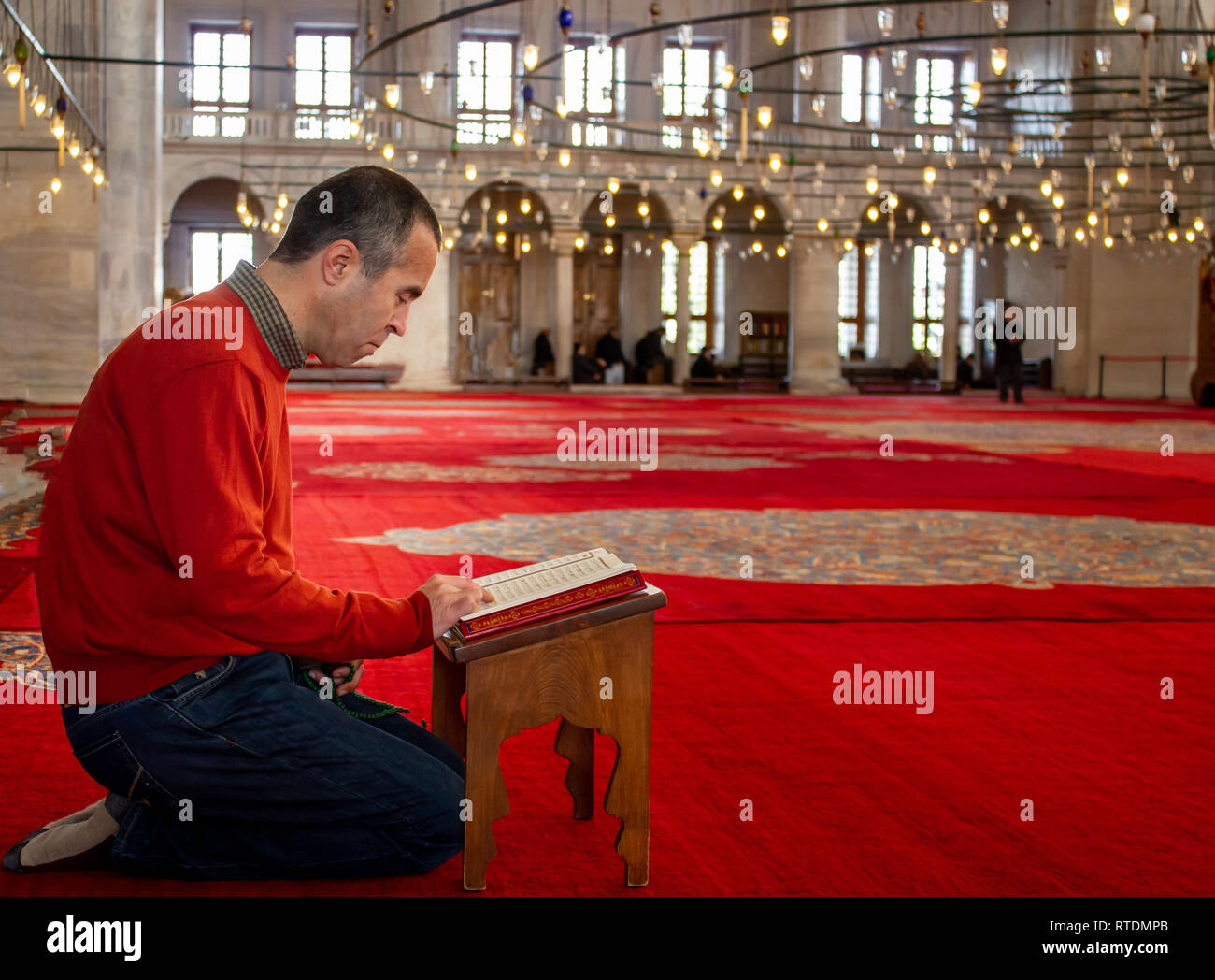 Uomo musulmano per la lettura del Corano alla moschea Foto Stock