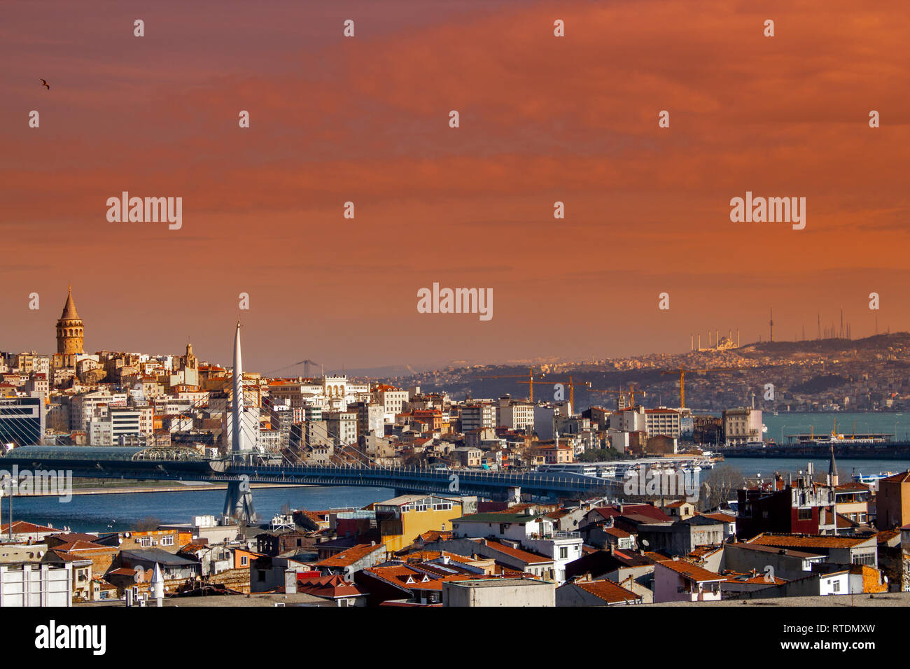 Istanbul Unkapani metropolitana ponte e Torre Galata vista, Turchia Foto Stock
