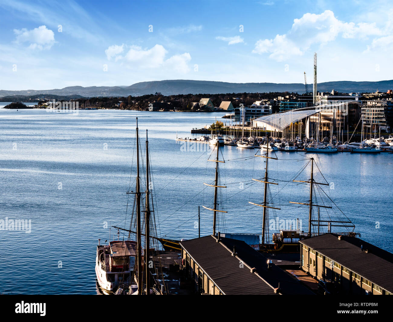 Vista scena delle navi e barche nel porto di Oslo, Norvegia Foto Stock