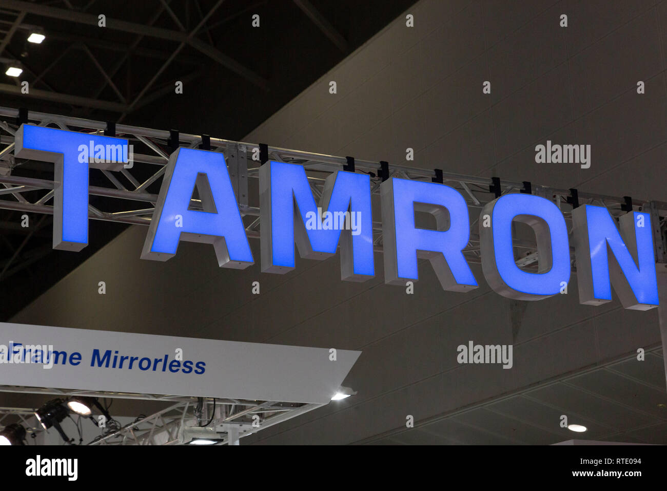 Un logo di Tamron è visto durante il CP Plus Camera & Photo Imaging Show 2019 Il 28 febbraio 2019 a Yokohama, Giappone. Il CP Plus in mostra le più recenti tecnologie per telecamere e photo imaging in Giappone nel 1148 espositore stand. Gli organizzatori si aspettano di attrarre 70.000 visitatori durante i quattro giorni di mostra. Quest'anno la mostra si terrà presso il Pacifico Yokohama e OSANBASHI Hall e durerà fino al 3 marzo. Credito: Rodrigo Reyes Marin/AFLO/Alamy Live News Foto Stock