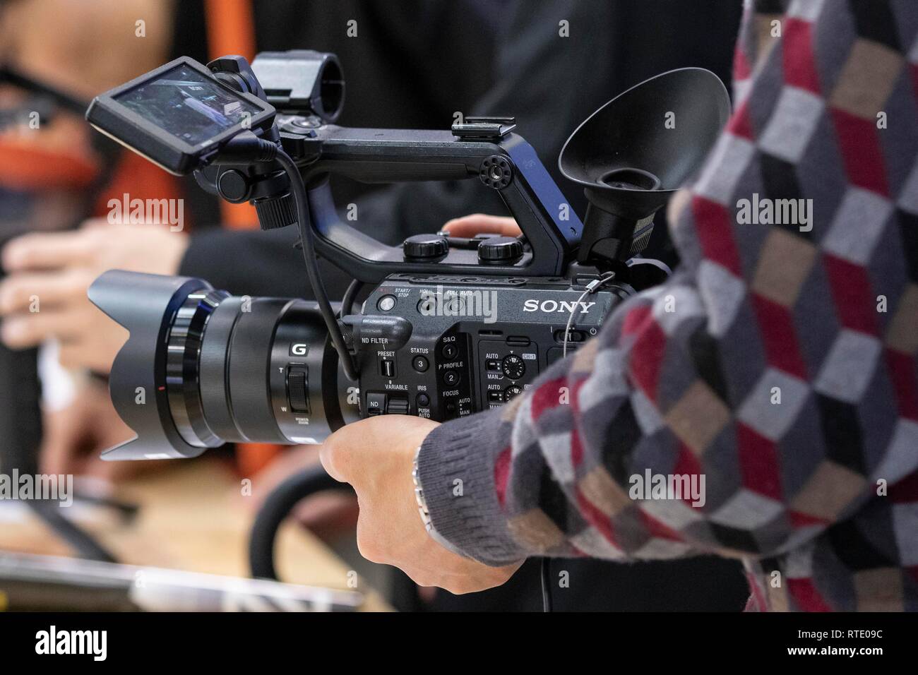 Un uomo prove di una videocamera Sony durante il CP Plus Camera & Photo Imaging Show 2019 Il 28 febbraio 2019 a Yokohama, Giappone. Il CP Plus in mostra le più recenti tecnologie per telecamere e photo imaging in Giappone nel 1148 espositore stand. Gli organizzatori si aspettano di attrarre 70.000 visitatori durante i quattro giorni di mostra. Quest'anno la mostra si terrà presso il Pacifico Yokohama e OSANBASHI Hall e durerà fino al 3 marzo. Credito: Rodrigo Reyes Marin/AFLO/Alamy Live News Foto Stock