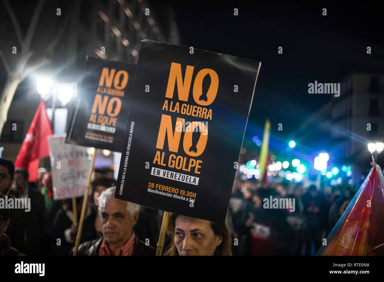 Manifestanti hanno visto holding cartelloni durante la protesta. Centinaia di persone in marzo per le strade di Madrid per protestare contro l'intervento degli Stati Uniti in Venezuela. Foto Stock