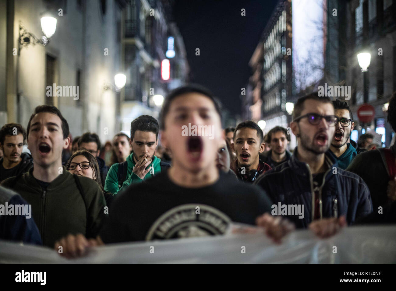 I manifestanti visto gridando slogan durante la dimostrazione. Centinaia di persone in marzo per le strade di Madrid per protestare contro l'intervento degli Stati Uniti in Venezuela. Foto Stock