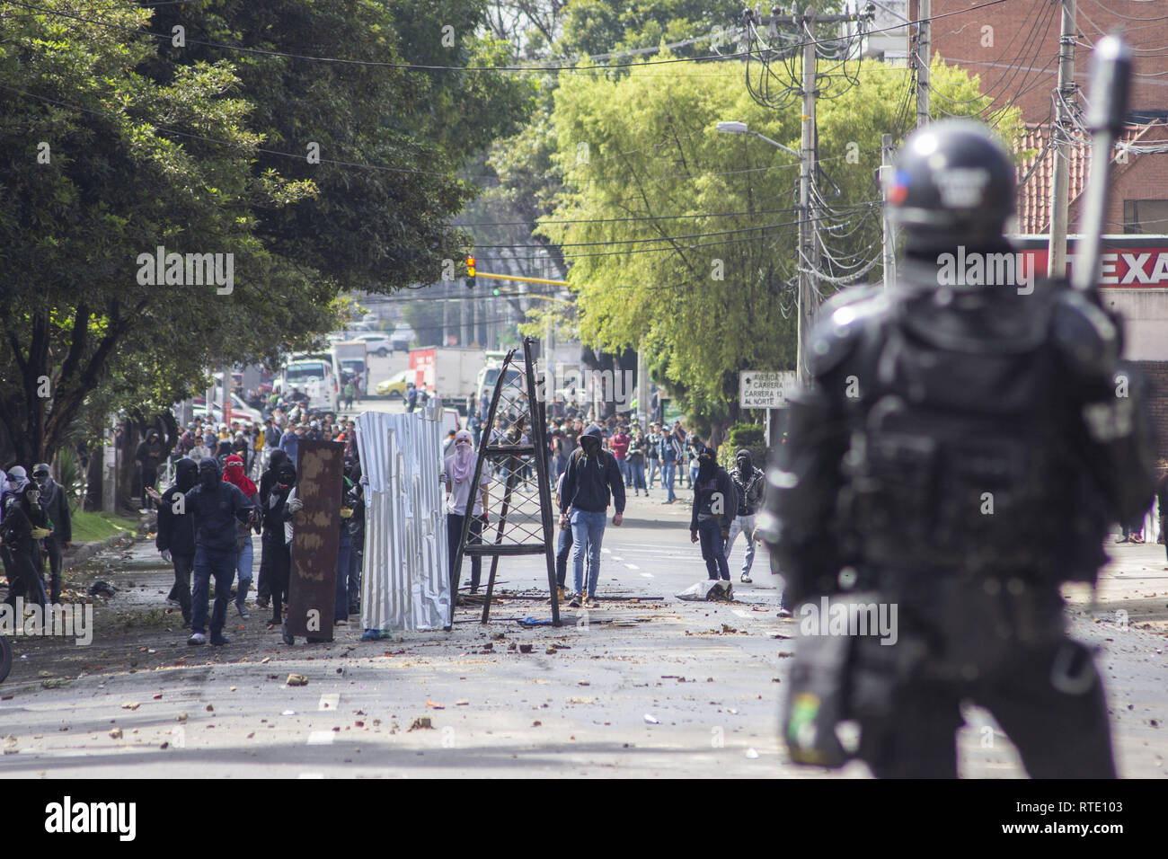 Incappucciati in disordini all'Università pedagogica. 28 Feb, 2019. Credito: Daniel Garzon Herazo/ZUMA filo/Alamy Live News Foto Stock