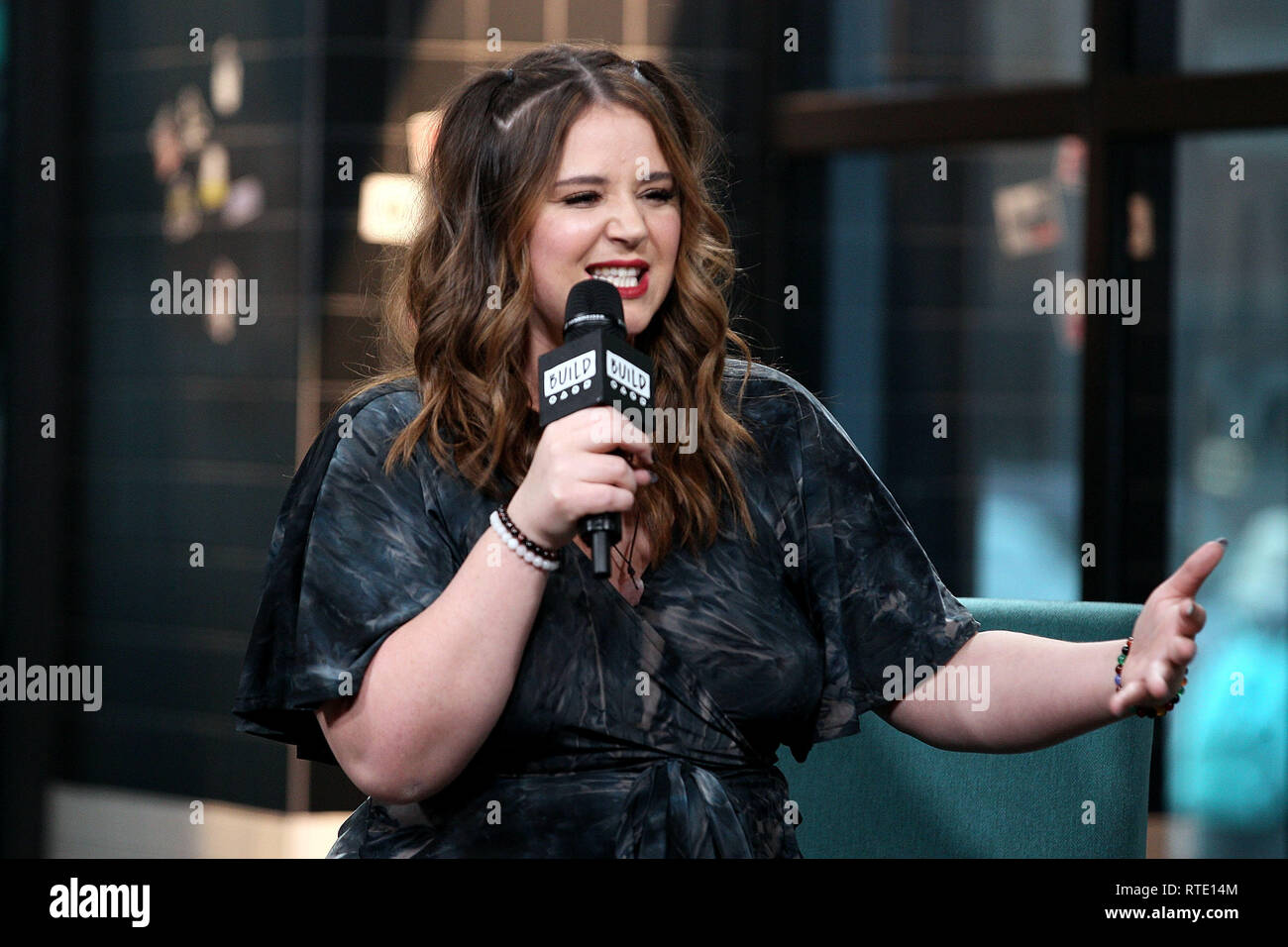 New York, Stati Uniti d'America. 28 feb 2019. Kether Donohue al giovedì, Feb 28, 2019 costruire serie all'interno di Candids discutendo "Sei il peggiore' a costruire in studio a New York, Stati Uniti d'America. Credito: Steve Mack/S.D. Mack foto/Alamy Live News Foto Stock