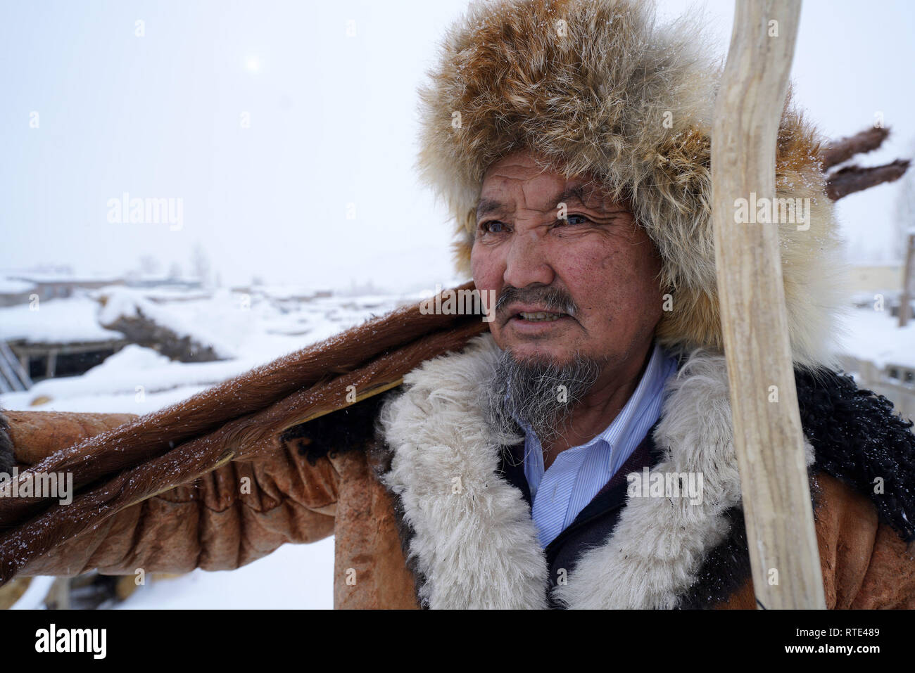 (190301) -- degli Altai, 1 marzo 2019 (Xinhua) -- Foto scattata il 20 dicembre, 2018 mostra Silanbek Sahshi portante una coppia di recente reso fur snowboards in degli Altai, a nord-ovest della Cina di Xinjiang Uygur Regione autonoma. Silanbek Sahshi, un 65-anno-vecchio uomo di Kazak gruppo etnico, è un ereditiere del tradizionale fur-snowboard-making nello Xinjiang. Come la quarta generazione di erede della sua famiglia artigiane, Silanbek è stato impegnato nel settore dell'artigianato per quasi 50 anni.La pelliccia snowboard sono fatte di pino o legno di betulla e coperto con horsehide. Il horsehide può fornire attrito quando gli sciatori andare in salita, come la venatura Foto Stock