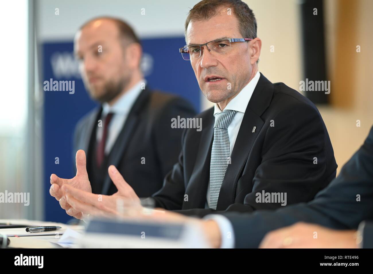 Friedrichshafen Fischbach, Germania. 01 Mar, 2019. Andreas Schell (centro), CEO di Rolls-Royce Power Systems AG, parla durante la conferenza stampa. Credito: Felix Kästle/dpa/Alamy Live News Foto Stock