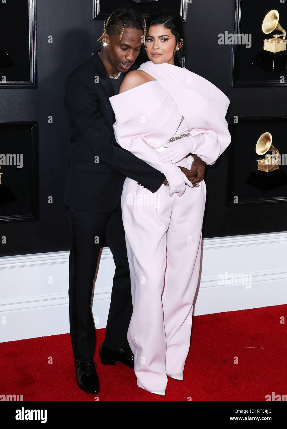 LOS ANGELES, CA, Stati Uniti d'America - 10 febbraio: Travis Scott e Kylie Jenner arrivano al 61° Annual Grammy Awards tenutosi presso Staples Center il 10 febbraio 2019 a Los Angeles, California, Stati Uniti. (Foto di Xavier COLLIN/Image Press Agency) Foto Stock