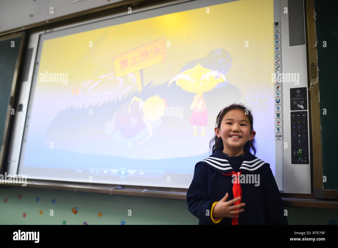 Xining, la Cina della Provincia di Qinghai. 1 Mar, 2019. Un secondo grado di studente frequenta una classe all'inizio del nuovo mandato presso una scuola in Xining, a nord-ovest della Cina di Provincia di Qinghai, 1 marzo 2019. Credito: Zhang Hongxiang/Xinhua/Alamy Live News Foto Stock