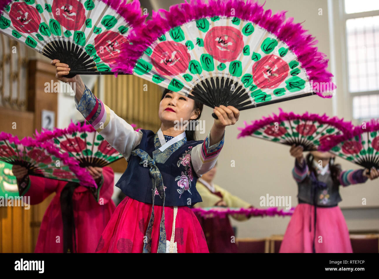 Londra, Regno Unito. 1 marzo 2019. Nord e sud coreani Ladies eseguire il Buchaechum chiamato anche una ventola danza il giorno Corea commemora il centesimo anniversario del 1 marzo Movimento di Indipendenza. New Malden Chiesa Metodista, Londra, Inghilterra, UK Credit: Jeff Gilbert/Alamy Live News Foto Stock