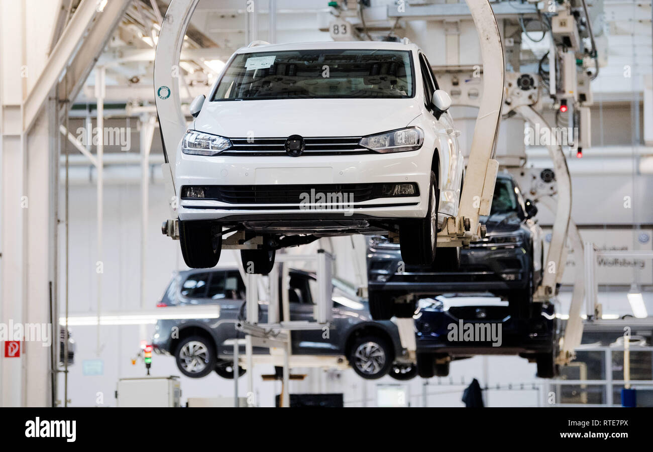 Wolfsburg, Germania. 01 Mar, 2019. Volkswagen Touran galleggiante attraverso il montaggio finale nella fabbrica VW. Credito: Julian Stratenschulte/dpa/Alamy Live News Foto Stock