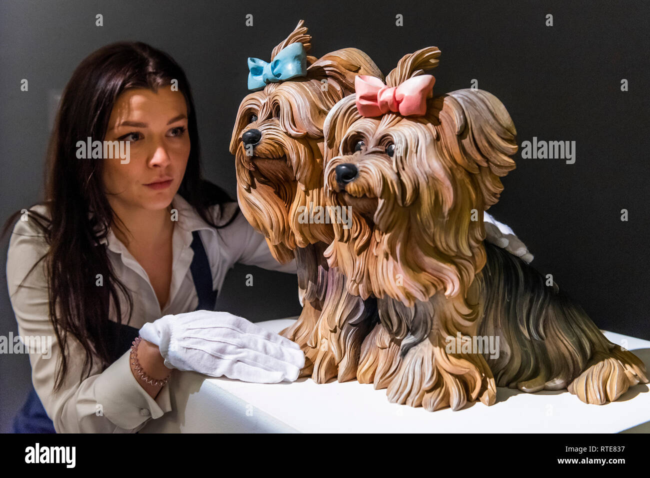 Londra, Regno Unito. 1 Mar 2019. Yorkshire Terrier di Jeff Koons, est £600-800.000 - una anteprima davanti alla Sotheby's Arte Contemporanea sera asta di Sotheby's New Bond Street, Londra. L'asta avrà luogo il 5 marzo. Credito: Guy Bell/Alamy Live News Foto Stock