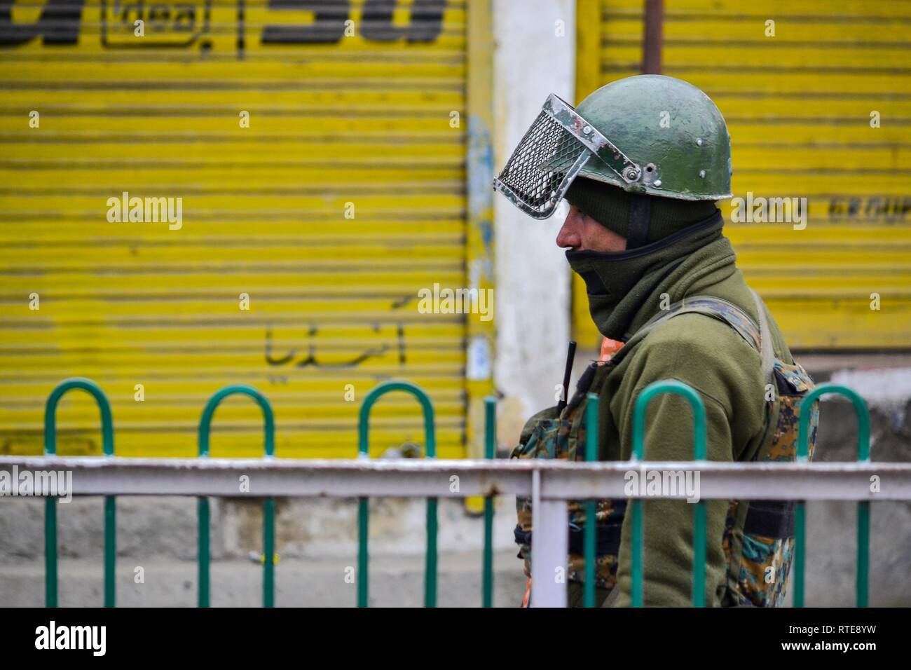 Un soldato di paramilitari visto il pattugliamento durante le restrizioni in Srinagar Kashmir. Le autorità competenti sulle imposte restrizioni nelle parti di Srinagar e altre parti del sud del Kashmir per evitare che il gruppo separatista-chiamato proteste dopo che il governo centrale ha bandito gruppo Jamaat-e-Islami Jammu e Kashmir per cinque anni, giorni dopo l arresto dei suoi dirigenti e militanti in una massiccia offensiva. Foto Stock