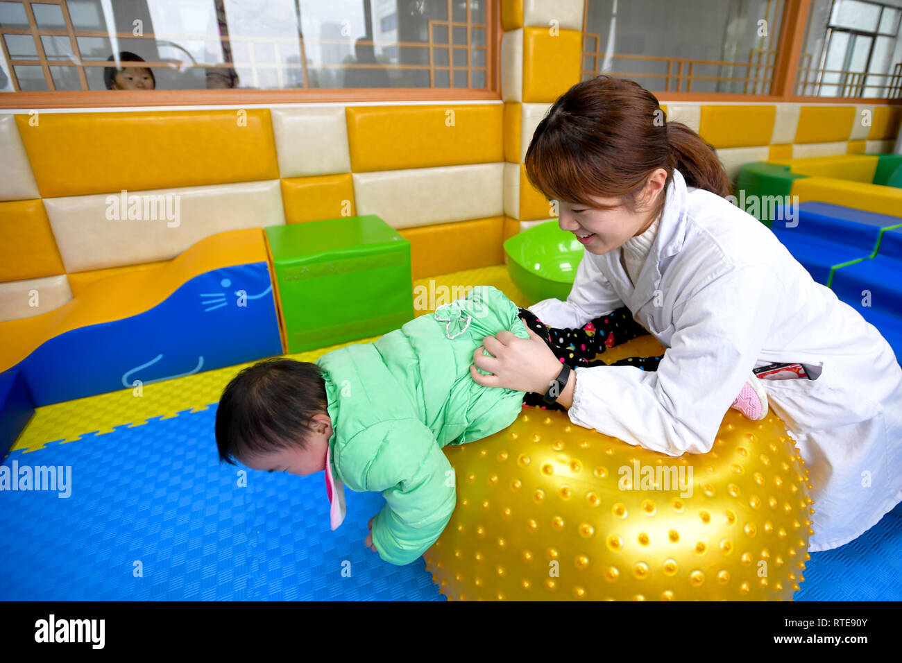 (190301) -- CHANGSHA, 1 marzo 2019 (Xinhua) -- terapista della riabilitazione Yang Yan (R) aiuta un 2-year-old orphan diagnosticato con paralisi cerebrale effettuare la riabilitazione di formazione presso il primo ospedale di Hunan Università di Medicina cinese di Changsha, capitale della centrale provincia cinese di Hunan, 1 marzo 2019. Un totale di 18 orfani con disabilità sono state trattate nel primo ospedale di Hunan Università di Medicina Cinese di venerdì sotto il "Piano di domani", un Progetto nazionale finanziato dal Ministero per gli affari civili che iniziò nel 2004, che mira ad offrire gratuitamente le cure mediche per disabili orpha Foto Stock