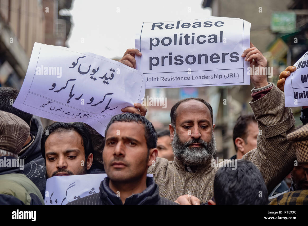 Membri del JKLF visto holding cartelloni durante la protesta. Jammu e Kashmir Liberation Front (JKLF) hanno protestato contro l'India il divieto della Jama'at-e-Islami, un politico-gruppo religioso nel Kashmir in un ampio e continuo di repressione contro gli attivisti che cercano la fine della regola di indiana nella regione contesa. Foto Stock