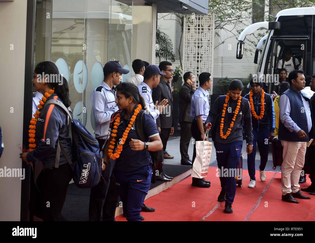 Guwahati, Assam, India. 01 Mar, 2019. Le donne indiane's Cricket team arriva a Guwahati il Mar 01, 2019. Una donna serie di cricket tra India e Inghilterra. Le donne indiane T20 partita di cricket contro l'Inghilterra si terrà dal 4 Marzo al 10 marzo 2019, a Barsapara stadium di Guwahati. Credito: Hafiz Ahmed/Alamy Live News Foto Stock