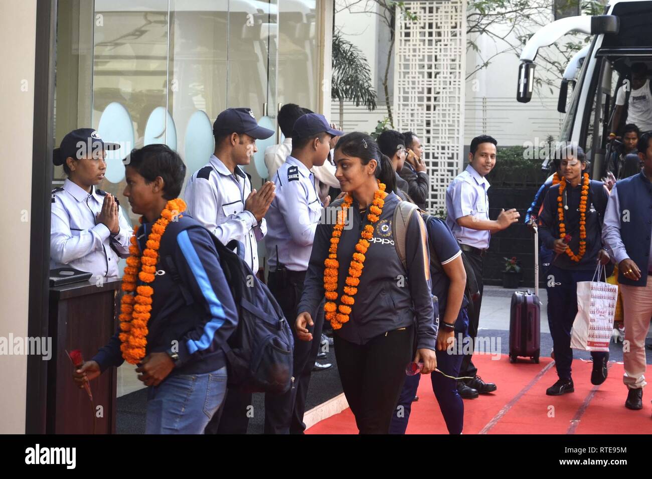 Guwahati, Assam, India. 01 Mar, 2019. Le donne indiane's Cricket team arriva a Guwahati il Mar 01, 2019. Una donna serie di cricket tra India e Inghilterra. Le donne indiane T20 partita di cricket contro l'Inghilterra si terrà dal 4 Marzo al 10 marzo 2019, a Barsapara stadium di Guwahati. Credito: Hafiz Ahmed/Alamy Live News Foto Stock