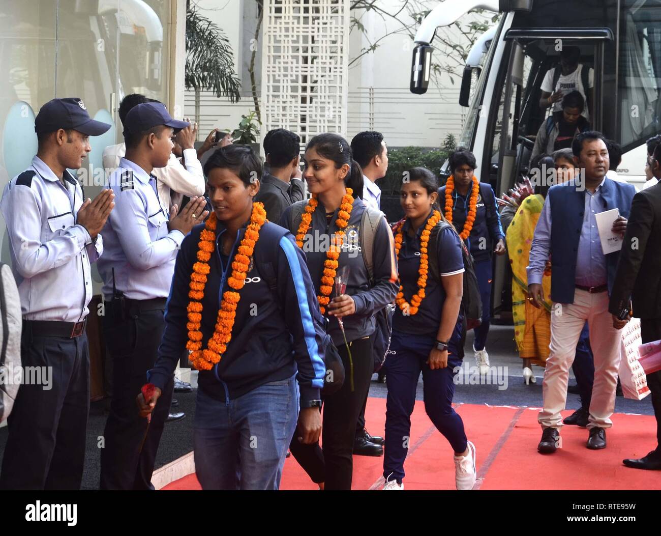 Guwahati, Assam, India. 01 Mar, 2019. Le donne indiane's Cricket team arriva a Guwahati il Mar 01, 2019. Una donna serie di cricket tra India e Inghilterra. Le donne indiane T20 partita di cricket contro l'Inghilterra si terrà dal 4 Marzo al 10 marzo 2019, a Barsapara stadium di Guwahati. Credito: Hafiz Ahmed/Alamy Live News Foto Stock