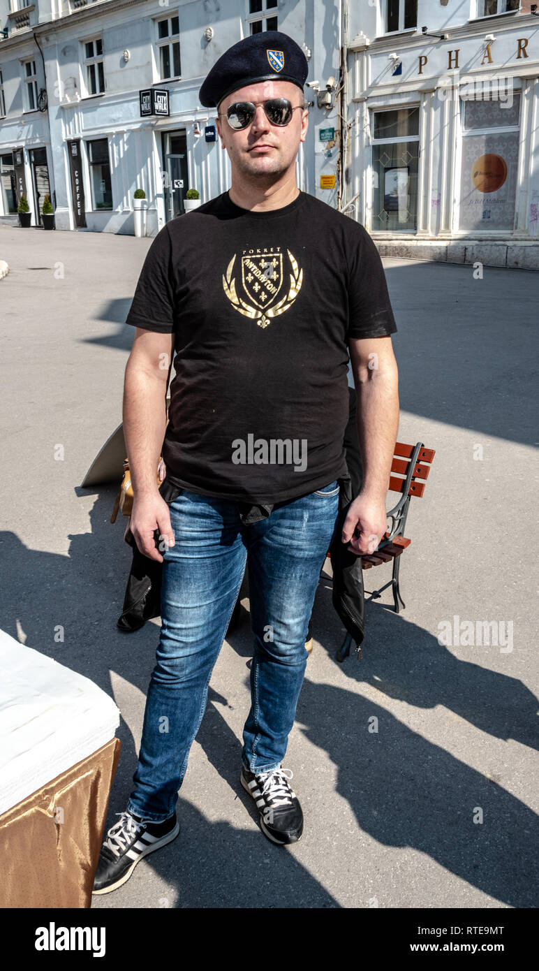 Sarajevo, Bosnia ed Erzegovina. 1 Marzo, 2019. . Movimento Anti-Dayton con grande vecchia bandiera bosniaca come torta. Credito: Vedad cerico/Alamy Live News Foto Stock